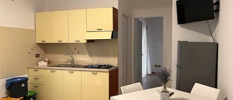 Coffee/tea maker, fridge, oven, stovetop