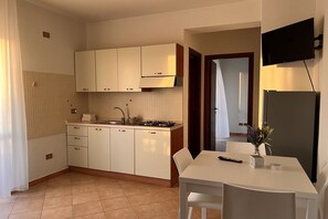 Kühlschrank, Ofen, Herdplatte, Wasserkocher mit Kaffee-/Teezubehör