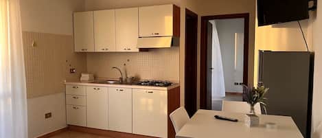 Coffee/tea maker, fridge, oven, stovetop