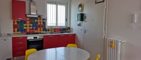 Fridge, oven, stovetop, coffee/tea maker