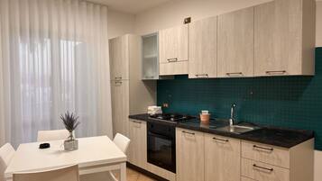 Refrigerador, horno, parrilla de estufa y cafetera y tetera