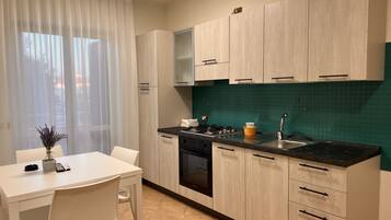 Refrigerador, horno, placa de cocina, cafetera/tetera