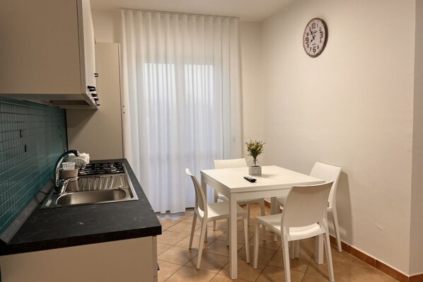 Fridge, oven, stovetop, coffee/tea maker - Cozy and modern apartment by the sea (Marina di Fuscaldo)