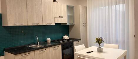 Coffee/tea maker, fridge, oven, stovetop