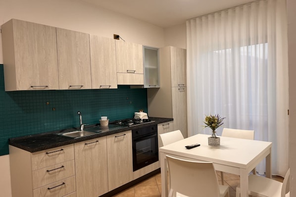 Fridge, oven, stovetop, coffee/tea maker