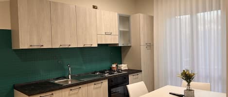 Coffee/tea maker, fridge, oven, stovetop