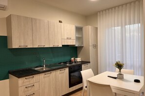 Cafetera y tetera, refrigerador, horno y parrilla de estufa