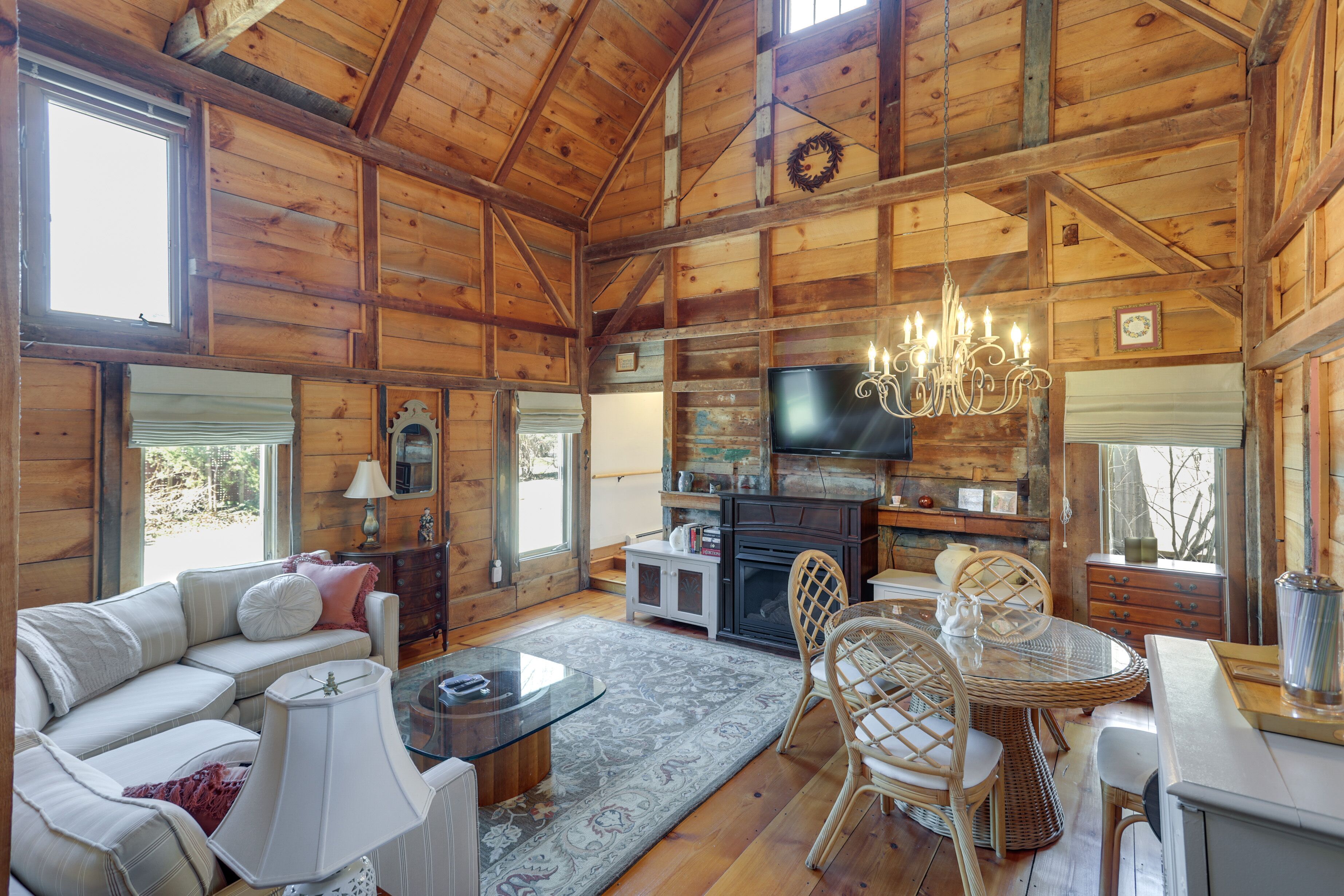 Charming Pocasset Getaway - 2 Blocks to the Beach!