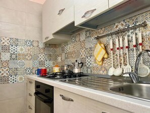 Refrigerador, horno, placa de cocina, utensilios de cocina