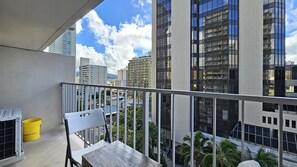 Property grounds - Waikiki Studio with 2 comfortable Queen beds, Pool & Free Parking (Honolulu)