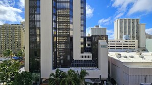 Exterior - Waikiki Studio with 2 comfortable Queen beds, Pool & Free Parking (Honolulu)