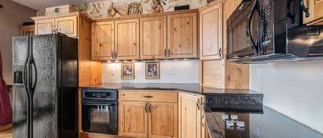 Jääkaappi, mikroaaltouuni, uuni, liesi