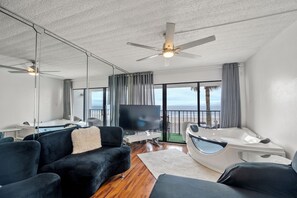 Interior - Beautiful condominium with view to the sea and internal jacuzzi. (Galveston)