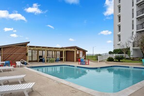 Pool - Beautiful condominium with view to the sea and internal jacuzzi. (Galveston)