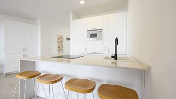 Coffee/tea maker, fridge, microwave, stovetop