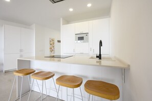 Réfrigérateur, four à micro-ondes, surface de cuisson, lave-vaisselle