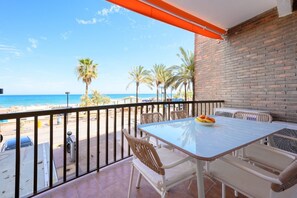 Outdoor dining - Luxury oceanfront. 3 bedrooms by 10ToSea (Fuengirola)