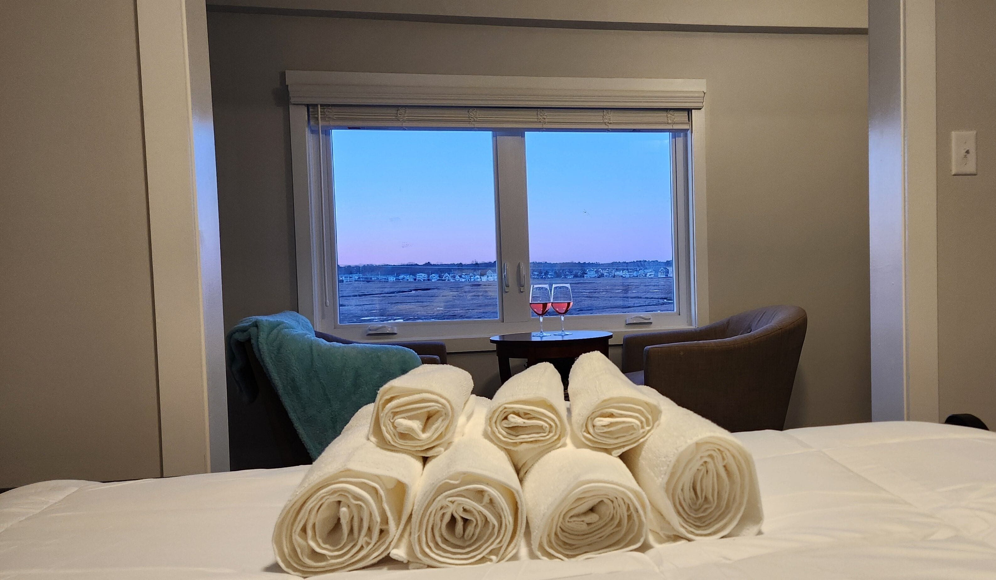 1 habitación, escritorio, tabla de planchar con plancha y cuna de viaje 