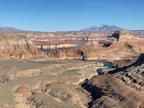 Bidé, håndklær og toalettpapir