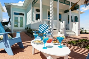 Outdoor dining - Lucky Turtle, newly built Private House with Swimming Pool (South Padre Island)