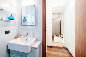 تجهيزات دش، مجففات شعر، مراحيض شطف، مناشف