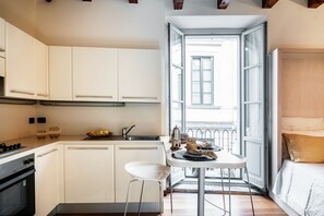 Kjøleskap, mikrobølgeovn, ovn og oppvaskmaskin