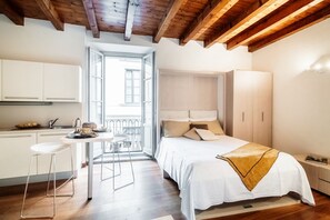 Une chambre moderne avec un lit, une table de chevet et une vue sur le balcon.
