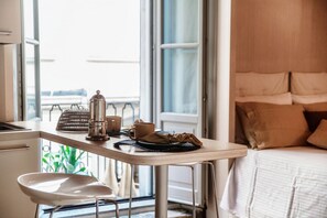 Tabla de planchar con plancha, wifi y ropa de cama