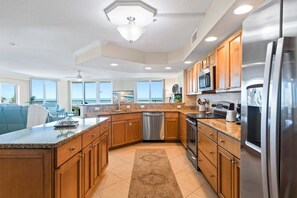 Jääkaappi, mikroaaltouuni, uuni, liesi