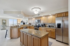 冷蔵庫、電子レンジ、オーブン、コンロ