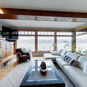 Smart TV, chimenea y impresora 