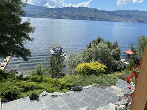 Property grounds - 20% off month,Beach,Dock,golf green on LkOkanagan,5 bdr,large outdoor deck,patio (West Kelowna)