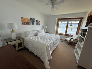 5 室のベッドルーム、デスク、アイロン / アイロン台、旅行用ベビーベッド