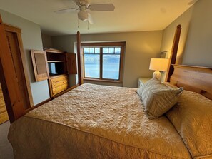 5 habitaciones, escritorio y tabla de planchar con plancha