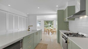 Kylskåp, mikrovågsugn, ugn och spishäll