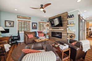 Smart TV, chimenea, reproductor de DVD y libros 