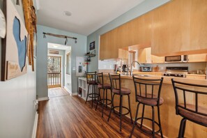 Fridge, microwave, oven, stovetop - Vaughn Lake Escape: A Winter Wonderland Awaits – Cozy Up by the Lake! (Glennie)