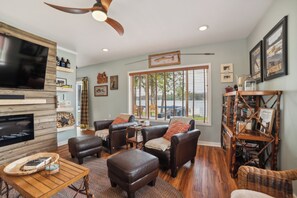 Smart TV, fireplace, DVD player, books - Vaughn Lake Escape: A Winter Wonderland Awaits – Cozy Up by the Lake! (Glennie)