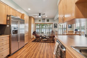 Fridge, microwave, oven, stovetop - Vaughn Lake Escape: A Winter Wonderland Awaits – Cozy Up by the Lake! (Glennie)