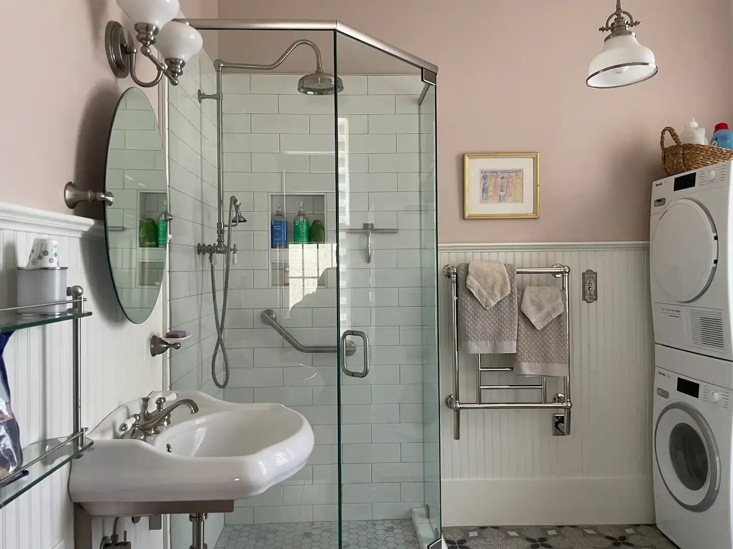Douche, sèche-cheveux, serviettes fournies, savon