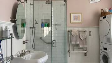 Douche, séchoir à cheveux, serviettes fournies, savon