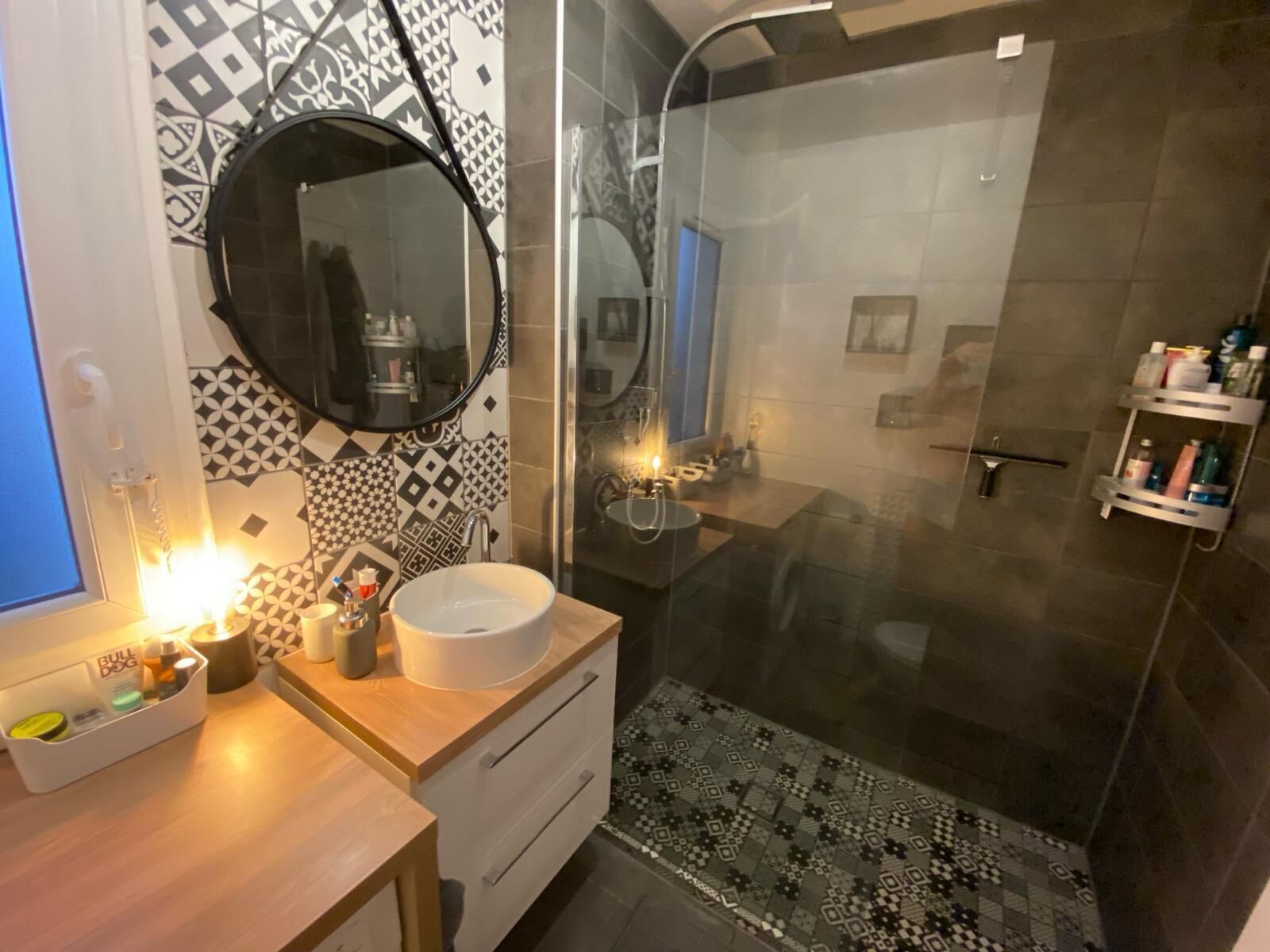 Douche, sèche-cheveux, serviettes fournies, savon