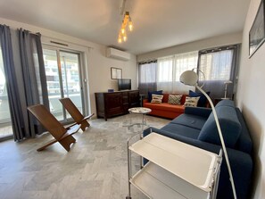 TV - ?? Bel Appartement T2 Climatisé – Vue Mer – Centre-ville – 4 Pers – Le Grau-du-Roi (LA GRANDE MOTTE)