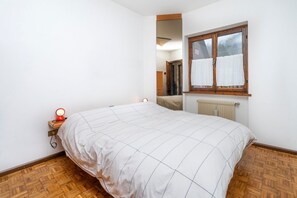 2 chambres, fer et planche Ă repasser, literie fournie