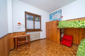 2 slaapkamers, een strijkplank/strijkijzer, beddengoed