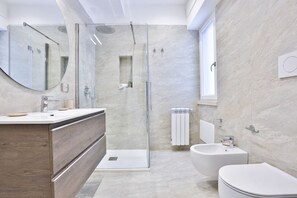 Een douche, een haardroger, een bidet, handdoeken