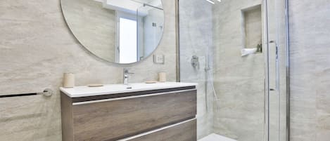 Shower, hair dryer, bidet, towels