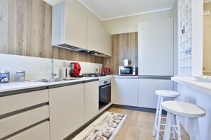 冷蔵庫、電子レンジ、オーブン、コンロ