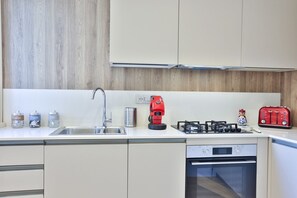 Een koelkast, een microgolfoven, een oven, een kookplaat