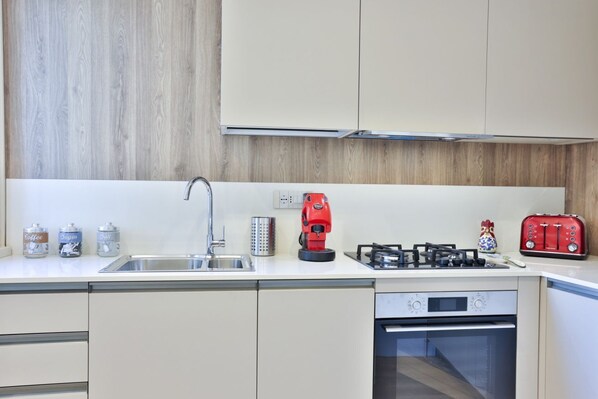 Een koelkast, een microgolfoven, een oven, een kookplaat